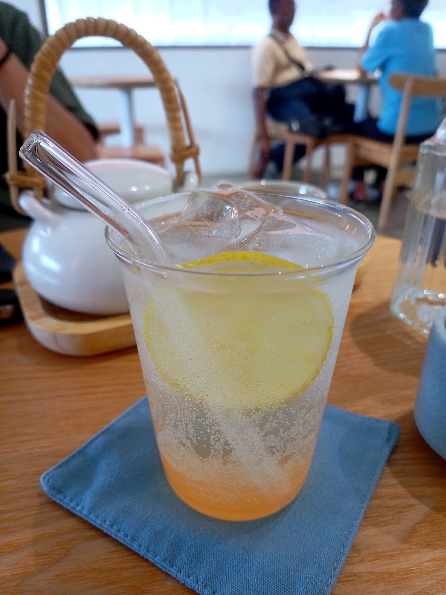 Iced lemon sparkling drink